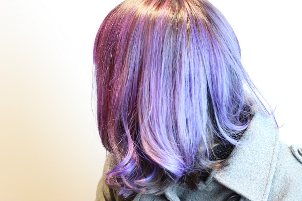 個性的なヘアカラーにはバレイヤージュ、マニックパニックのライラックがおすすめ