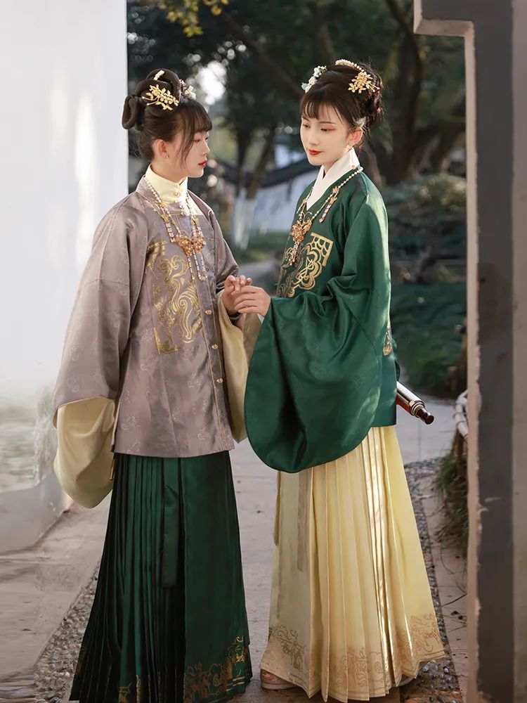 虹裳霞帔步摇冠，钿璎纍纍佩珊珊：赏凤冠霞帔中的爱与浪漫