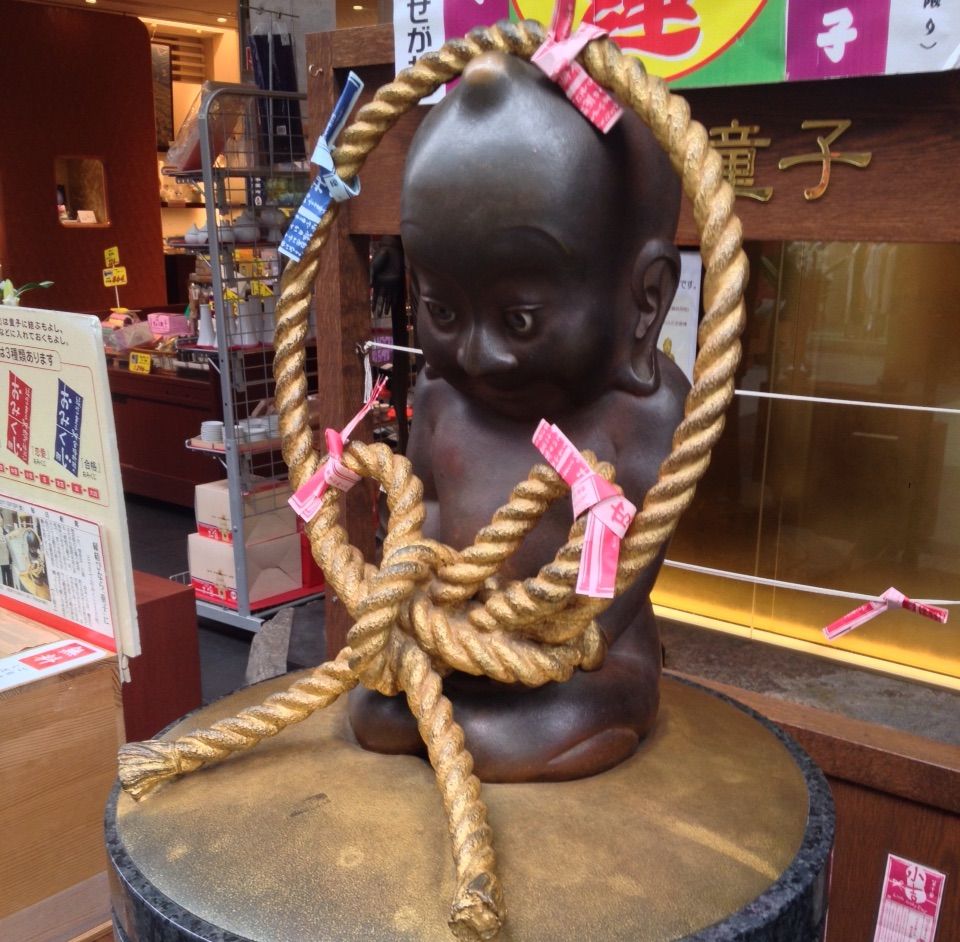 川端商店街の人気スポット！お仏壇のはせがわ本店にある「縁結び童子
