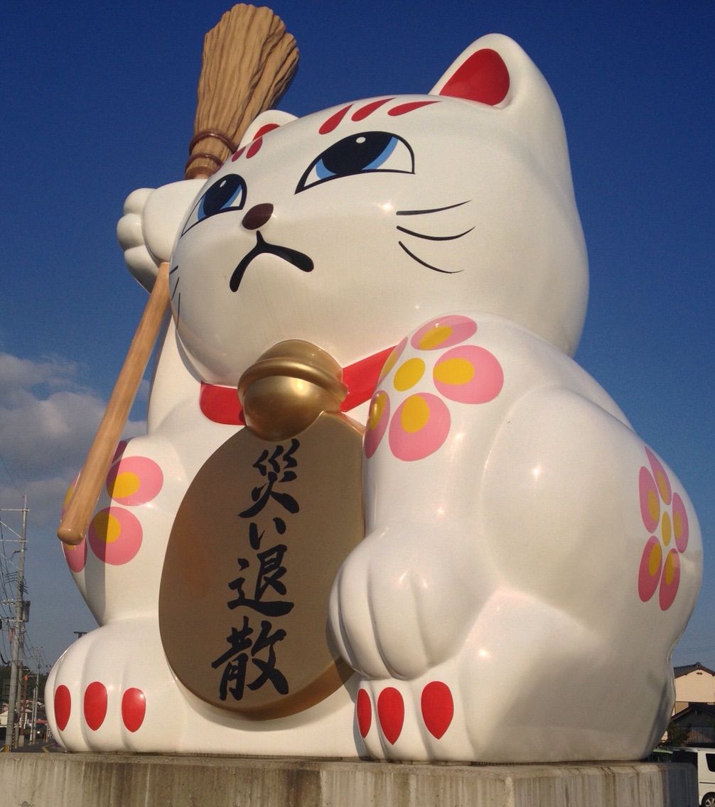 猫塚公園-大きなまねき猫のバス停！追い出し猫の伝説が残るスポット 