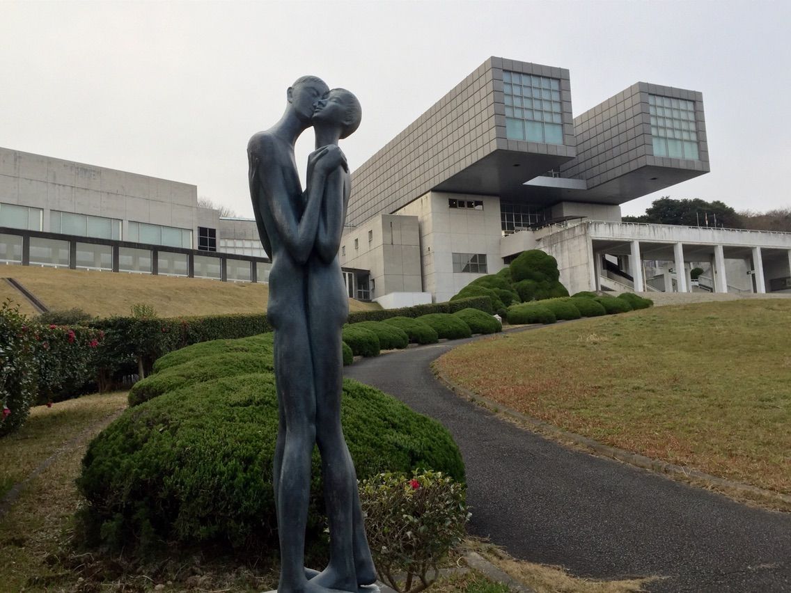 北九州市立美術館」自然の中を散歩しながらアート鑑賞！彫刻が点在する