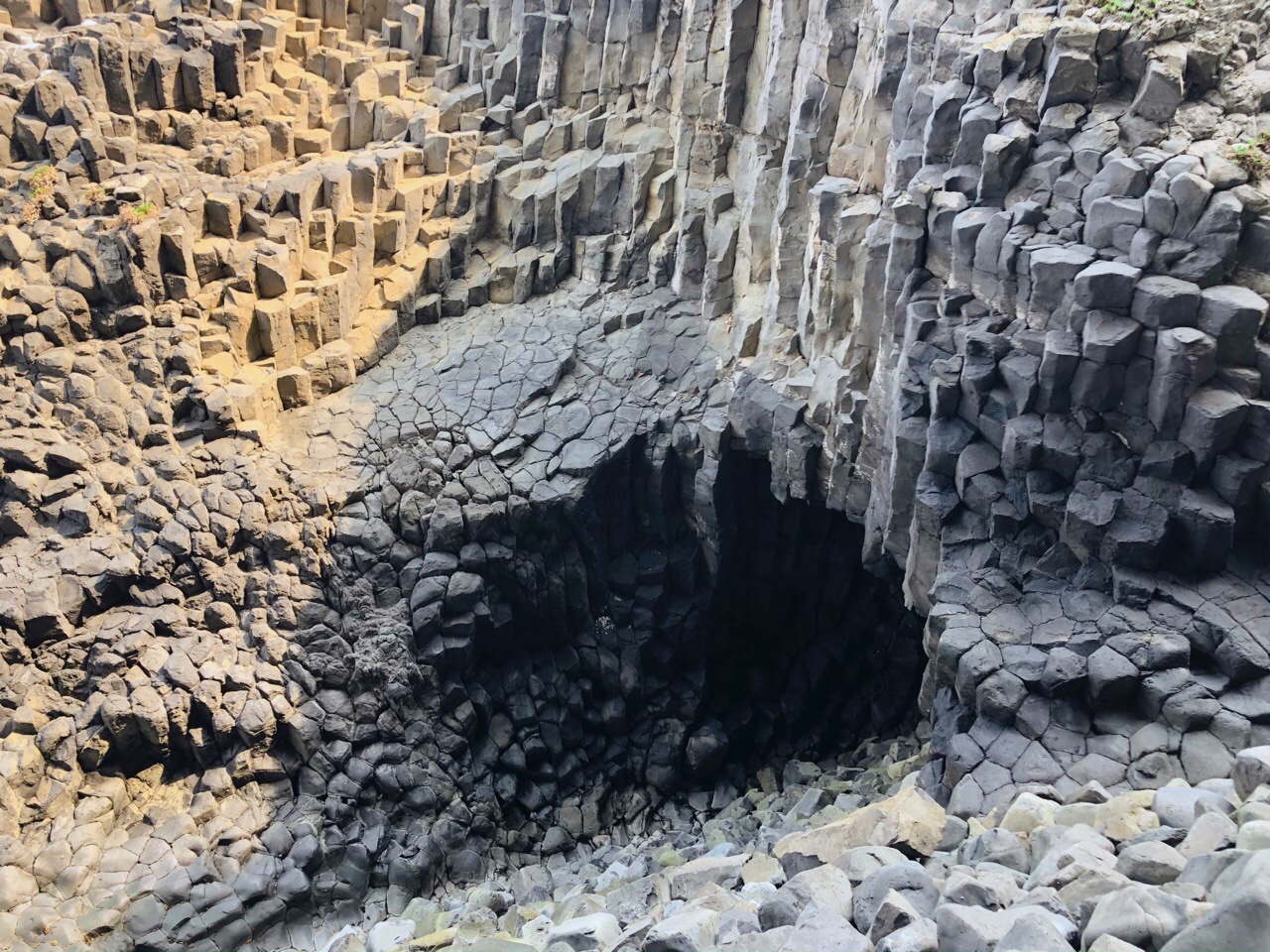 芥屋の大門」地球の神秘を体感！ダイナミックな岩肌の絶景スポット