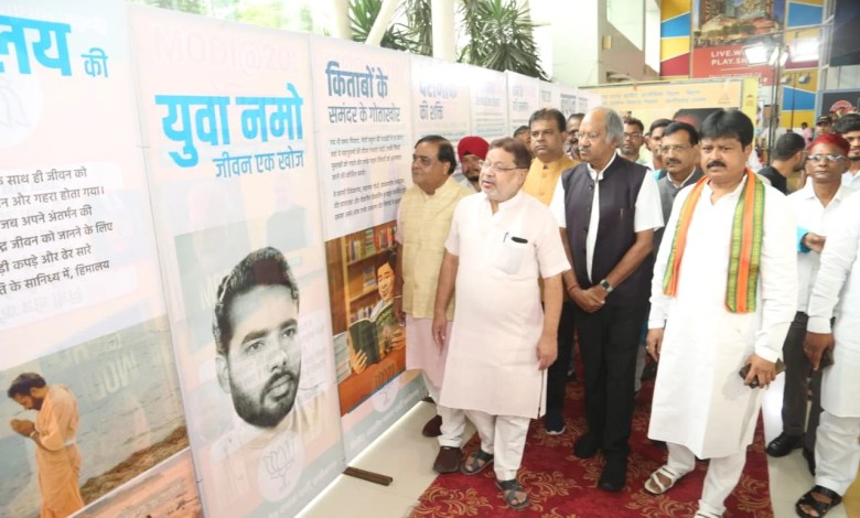 पूर्व मंत्री बृजमोहन अग्रवाल ने पीएम नरेंद्र मोदी के जीवन पर आधारित विशाल प्रदर्शनी का उद्घाटन किया 1 aamaadmi.in