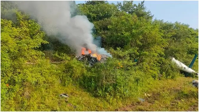 पुलिस ने बताया कि बुधवार सुबह महाराष्ट्र के पुणे जिले में एक हेलीकॉप्टर के दुर्घटनाग्रस्त हो गया। इसके बाद देखते ही देखते वह आग के गुब्बारे में तब्दील हो गया। अब तक दो लोगों के मारे जाने की आशंका है। यह अभी पता नहीं चल पाया है कि यह सरकारी था या निजी।