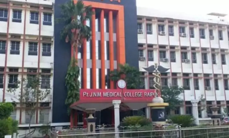 पंडित जवाहरलाल नेहरू मेडिकल कॉलेज में रैगिंग पर सख्त कार्रवाई, 5 छात्रों का निलंबन