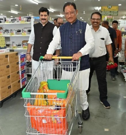 मुख्यमंत्री अचानक पहुंचे मार्ट, ग्राहकों से की मुलाकात, ग्राहक बोले जीएसटी रिफॉर्म्स, बचत क्रांति 1 aamaadmi.in