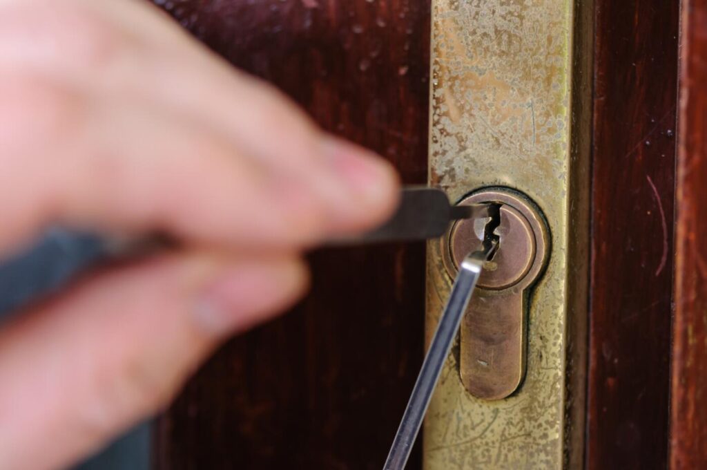 emergency-lock-opening emergency-lock-opening