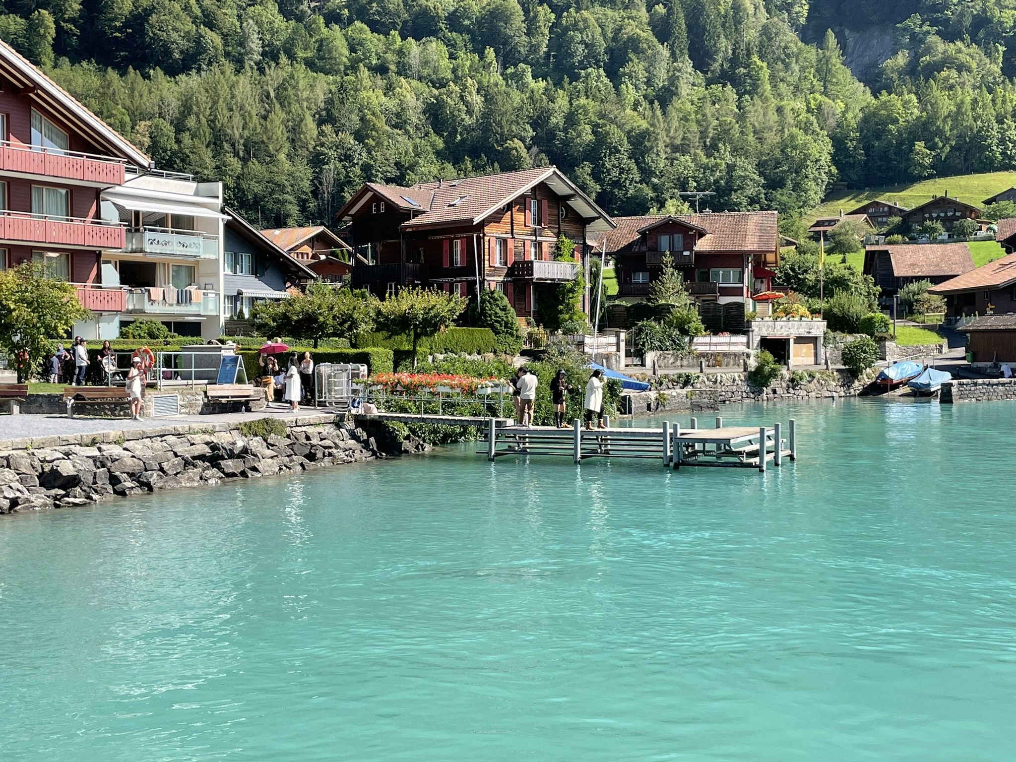 Picture of a lake and houses built on a hillside
