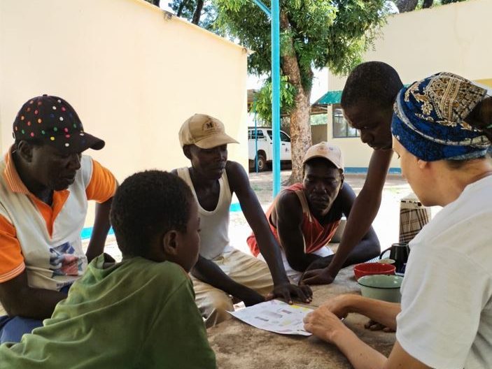 Discussione sui tubi del castello d'acqua delle volontarie davanti a casa-ACCRI