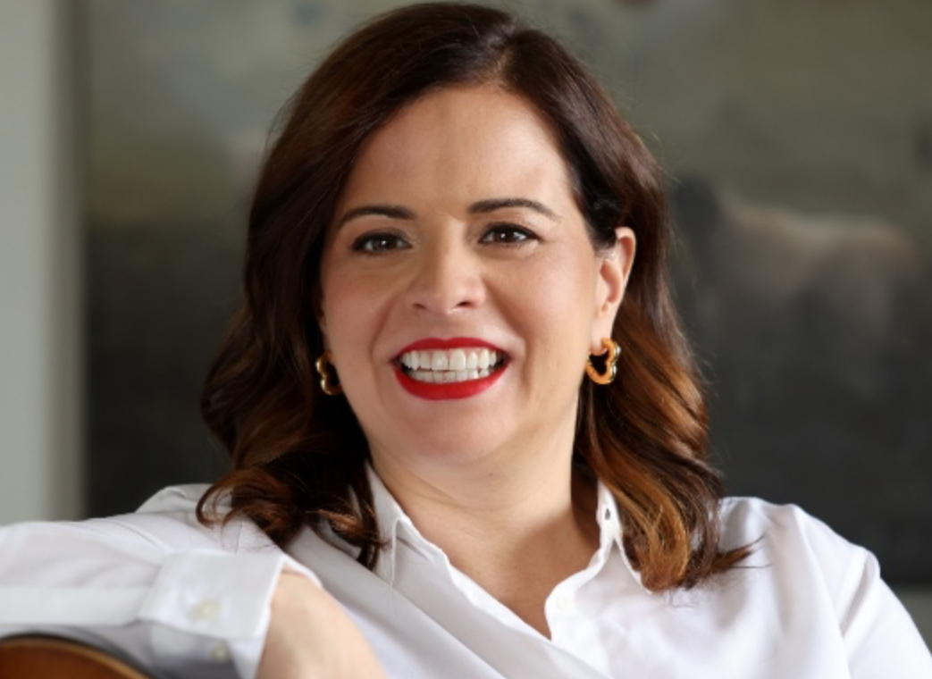 Imagem de Lina com pele clara, batom vermelho e blusa branca