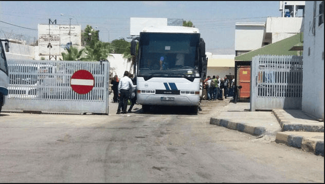 الملك يقيل أحد مستشاريه بسبب سائق حافلة