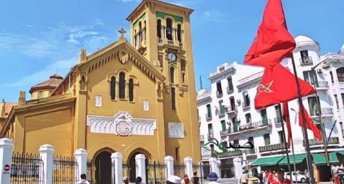 بالفيديو.. شخص يتهكم على مسيحيين خلال مراسم تأبين القس الذي توفي بتطوان