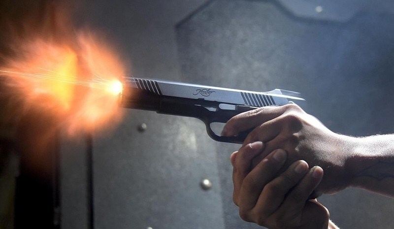 شاب مغربي يفرغ ثلاث رصاصات في رأس زوج والدته