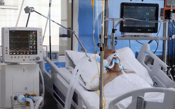 مثير.. طبيب يترك مريضا يحتضر ليعطي تصريحا للقناة الأولى (فيديو)