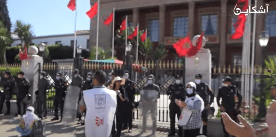 حاملو الشهادات العليا يحتجون أمام البرلمان