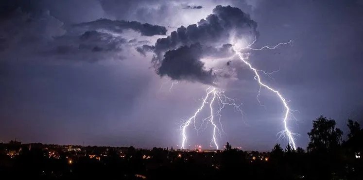 طقس السبت: أمطــارٌ متفـــرقة مصحوبة برعــد خلال الزوال بهذه المناطق