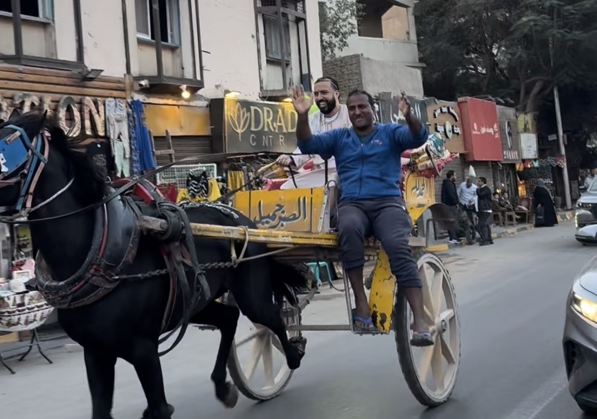 فرينش مونتانا ينتقد غلاء الغازوال بعربة يجرها حصان (فيديو)