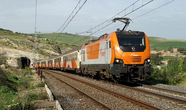 طنجة: تفاصيل مشروع سكة قطار جديدة تربط محطة الـ”TGV” بالمطار وملعب ابن بطوطة (وثائق)