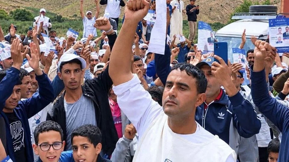 تيكوكين يكشف حقيقة المظاهرة الحاشدة بآيت بوكماز احتجاجاً على “تزوير نتائج الانتخابات” (فيديو)