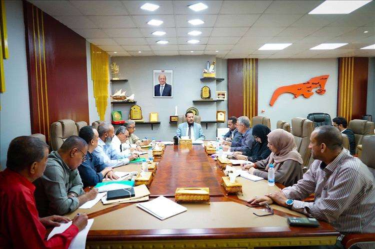 محافظ عدن يوجه بإعطاء أولوية للمشاريع الخدمية الأساسية