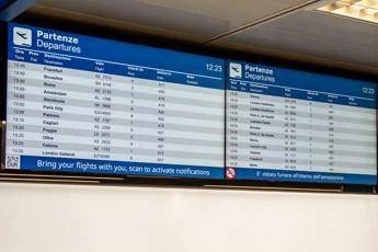 Aumenti dei costi per viaggi aerei e ferroviari: la Pasqua porta una stangata ai portafogli Aumenti dei costi per viaggi aerei e ferroviari: la Pasqua porta una stangata ai portafogli