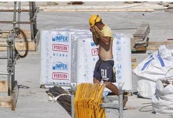 Quando il caldo ti fa schiattare, ecco il protocollo che finge di salvarci al lavoro Quando il caldo ti fa schiattare, ecco il protocollo che finge di salvarci al lavoro