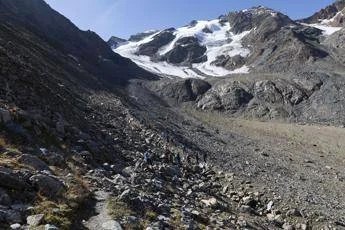 Ghiacciaio Solda si scioglie a vista d’occhio, ma tranquilli: è solo il cambiamento climatico che fa il suo spettacolo annuale Ghiacciaio Solda si scioglie a vista d’occhio, ma tranquilli: è solo il cambiamento climatico che fa il suo spettacolo annuale