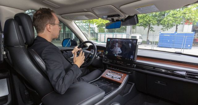Magna’s mirror-integrated interior sensing solution contribute to vehicle safety and affordability.