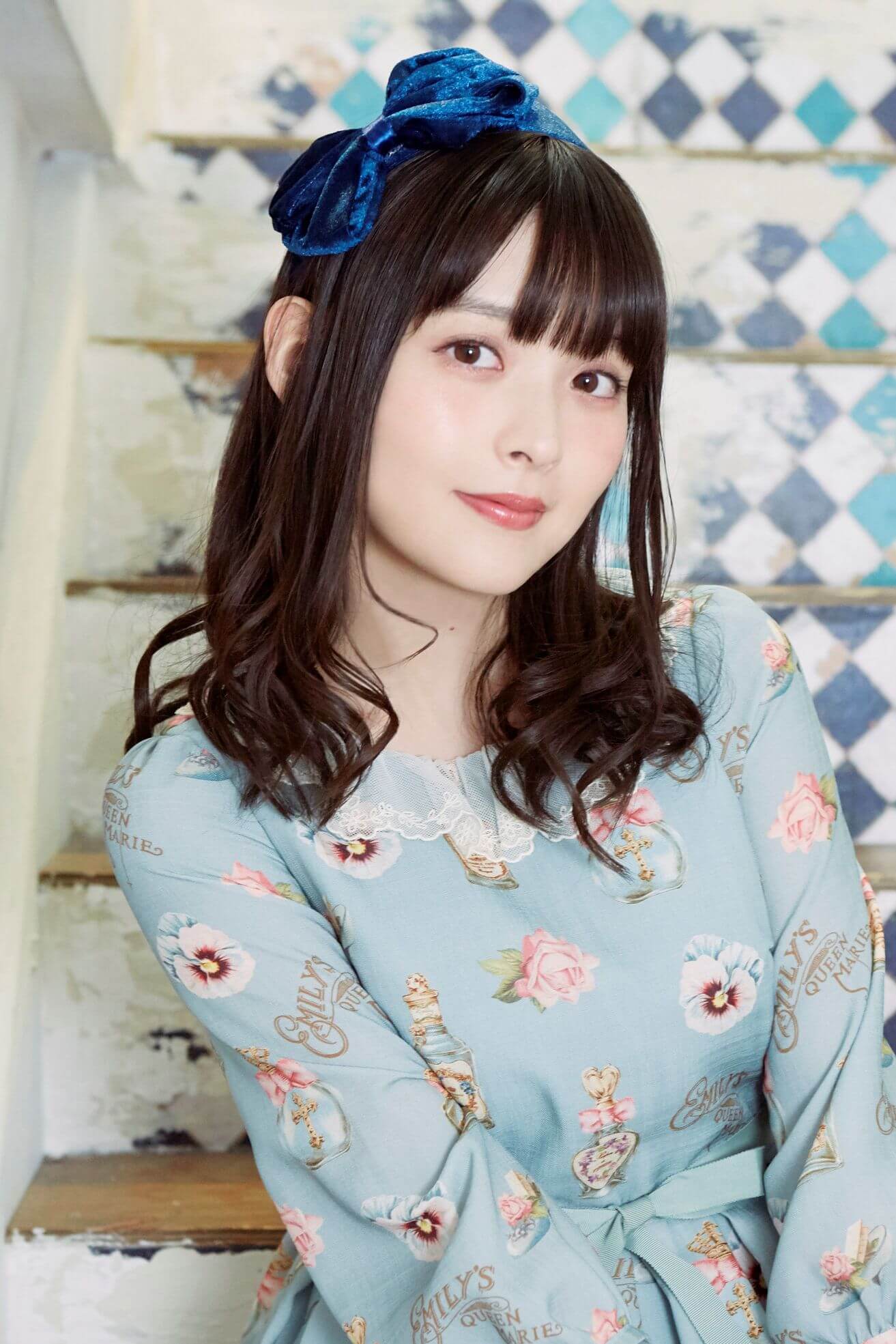 なんでここに先生が⁉』TVアニメ化決定! 児島先生役は上坂すみれ!! 佐藤一郎役は鈴木崚汰が続投 | AKIBA'S GATE