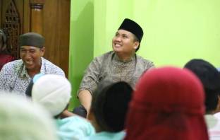 Wakil Ketua DPRD Banyuasin Santuni Anak Yatim Piatu di Desa Muara Telang Saat Safari Ramadhan