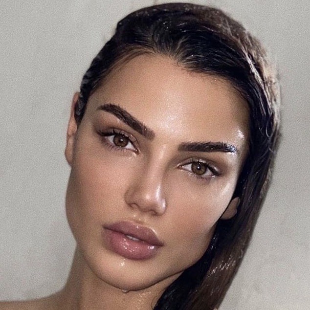 Itchy, dry, cracked, peeling — if you’ve had chapped lips before, you know how uncomfortable they can be. Natural And Long Term Lip Augmentation Alanya Euromed Aesthetic