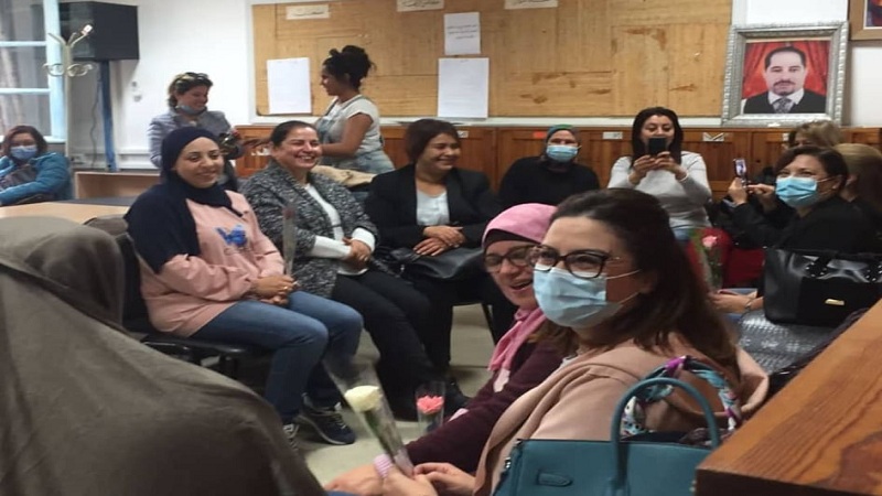 تلامذة المعهد النموذجي للفنون بالعمران يكرمون أساتذتهم بالورود.. صور&lrm;&lrm;