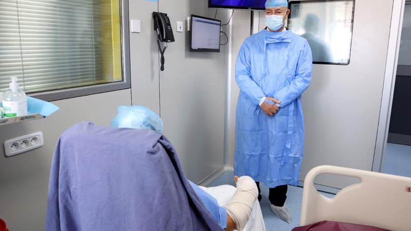 وزير الصحة يزور الأستاذ الصحبي بن سلامة