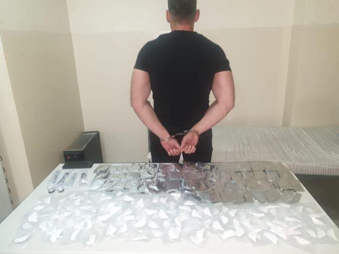 يروّج المخدّرات ويتاجر بها، فوقع في قبضة المجموعة الخاصة