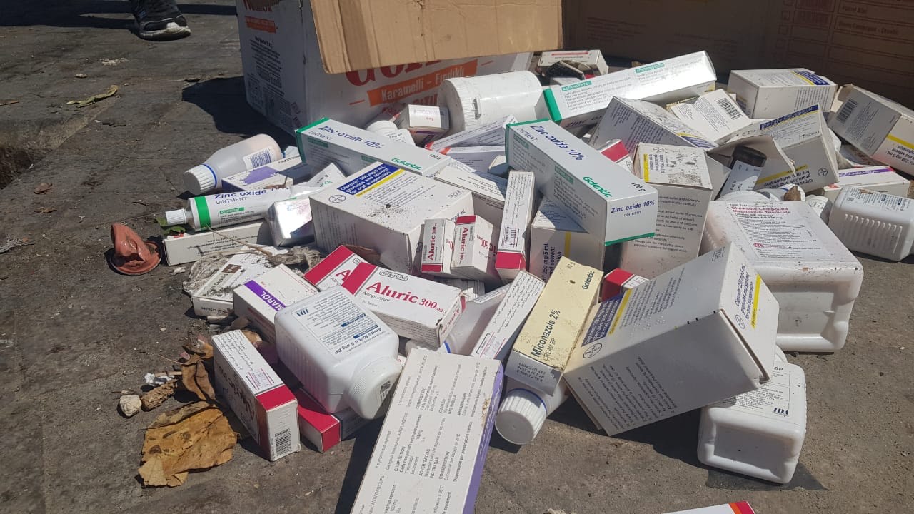 العثور على كمية من الادوية منتهية الصلاحية مرمية في مستوعبين للنفايات