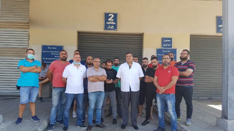 وقفة لموظفي المعاينة الميكانيكية بعد توقف رواتبهم منذ 3 أشهر