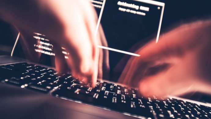 10-latek włamuje się na Instagram, dostaje od Facebooka 10 000 dolarów Bigstock hacker in work 81548849 scaled