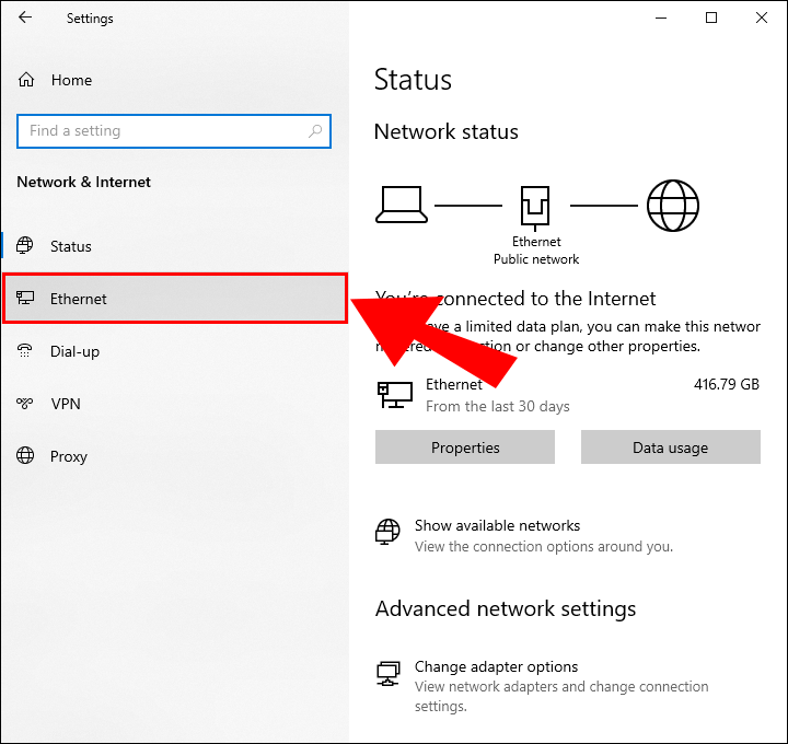从左侧面板中选择“以太网”或“Wi-Fi”。