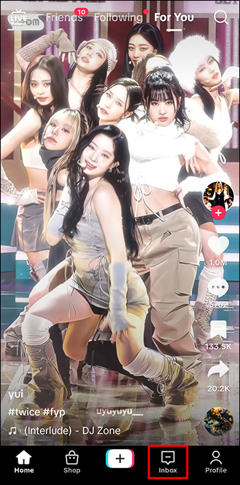 打开 TikTok 应用程序并选择屏幕底部的“收件箱”。