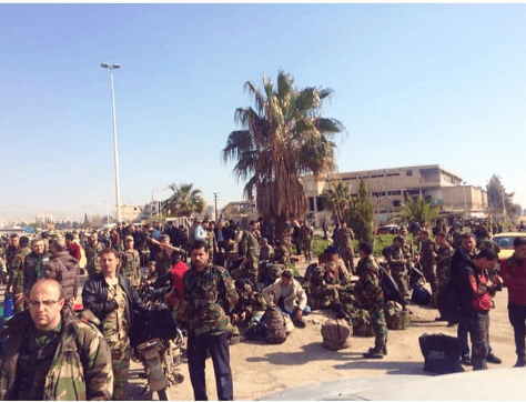 عسكريو النظام ينتظرون الباصات.. سخطٌ وازدحام عقب حظر التجول