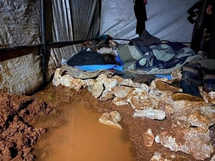 مئات العائلات أمضت ليلتها وقوفاً.. الأمطار تُغرق 145 مخيماً بإدلب مئات العائلات أمضت ليلتها وقوفاً.. الأمطار تُغرق 145 مخيماً بإدلب