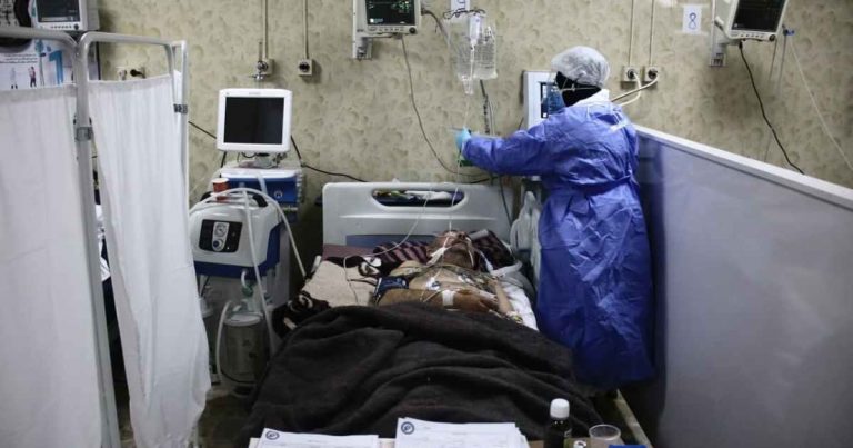 &ldquo;الوضع قد يخرج عن السيطرة&rdquo;.. منظمات توقف الدعم عن أهم مشافي إدلب