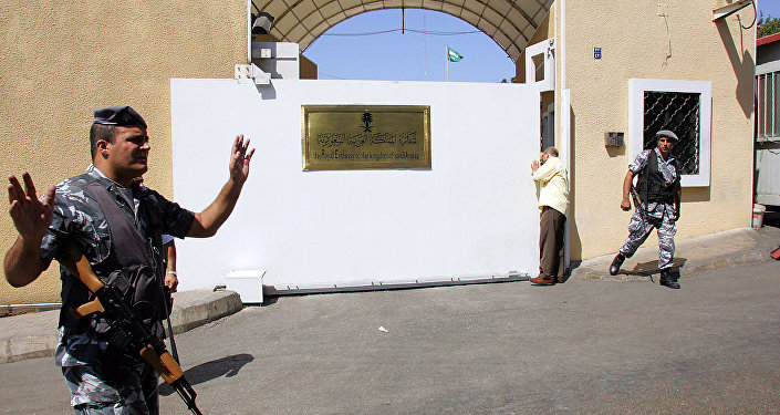 “أزمة قرداحي”.. السعودية تصعّد وتسحب طاقم سفارتها في بيروت “أزمة قرداحي”.. السعودية تصعّد وتسحب طاقم سفارتها في بيروت