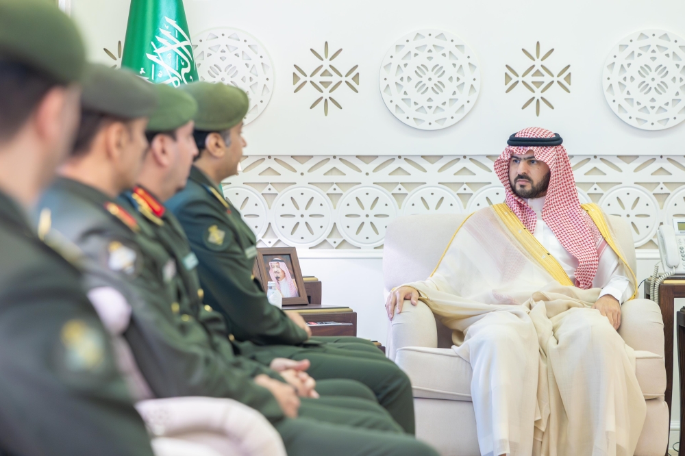 نائب أمير المنطقة الشرقية يطلع على جهود جوازات المنطقة ويشيد بتطور الخدمات الرقمية