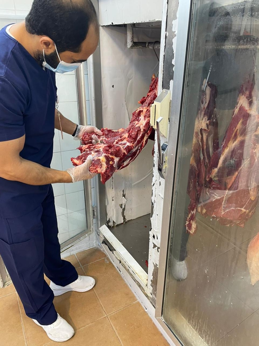 مصادرة وإتلاف 11 طناً من الأغذية الفاسدة بالأحساء