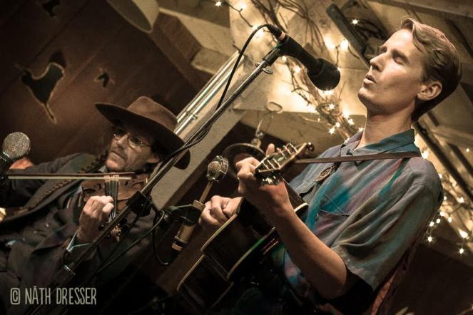 Andru Bemis with Tom Brosseau at Shitty Barn Photographer Credit: Nath Dresser