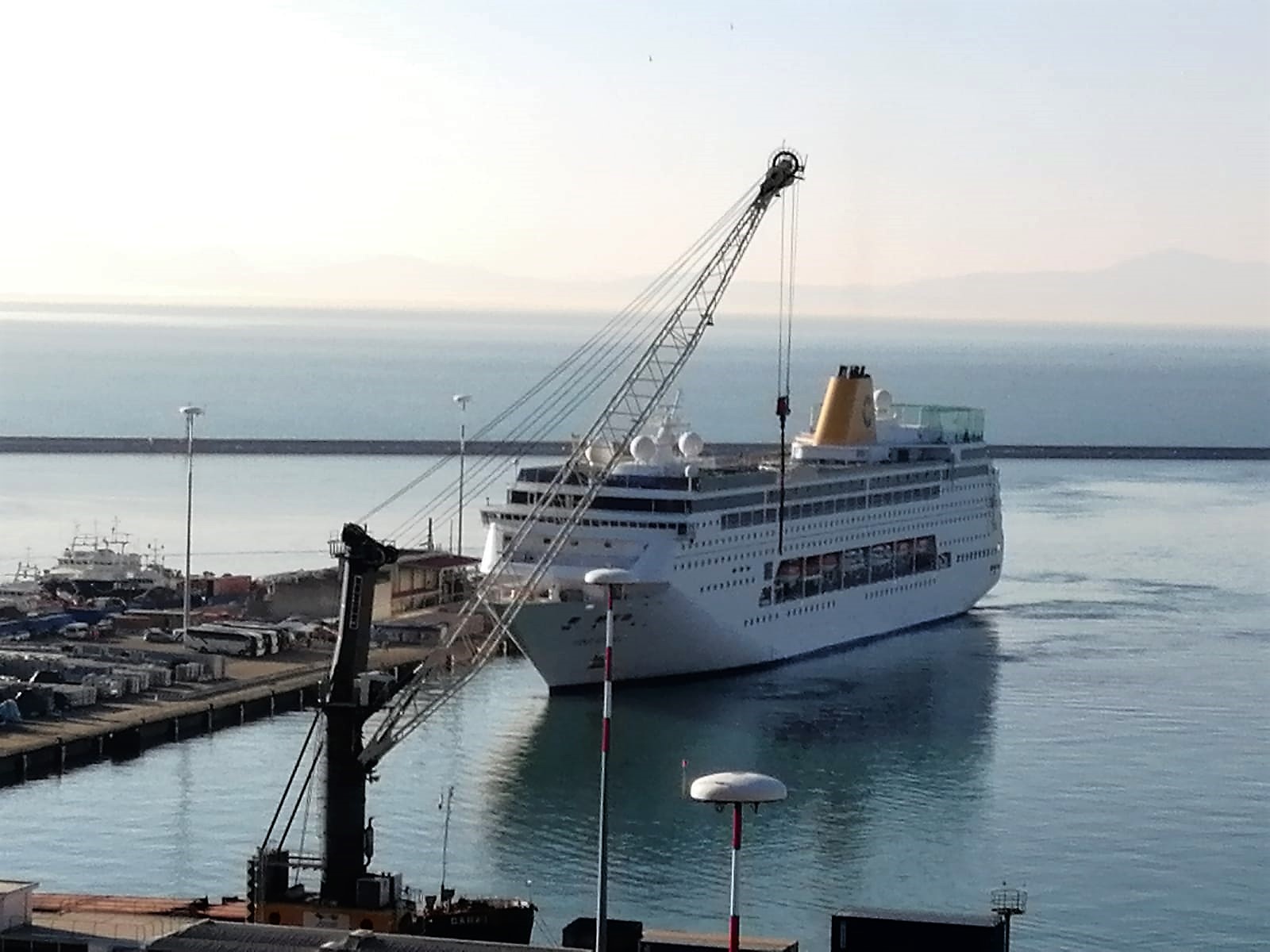 Costa Crocieristi Sbarcano Tra Merci Varie Vera Accoglienza Resta