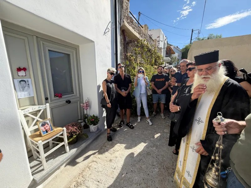 Συγκίνηση στη Σητεία για τον Γιώργο Μαζωνάκη: Τρισάγιο έξω από το σπίτι του στους Πεύκους