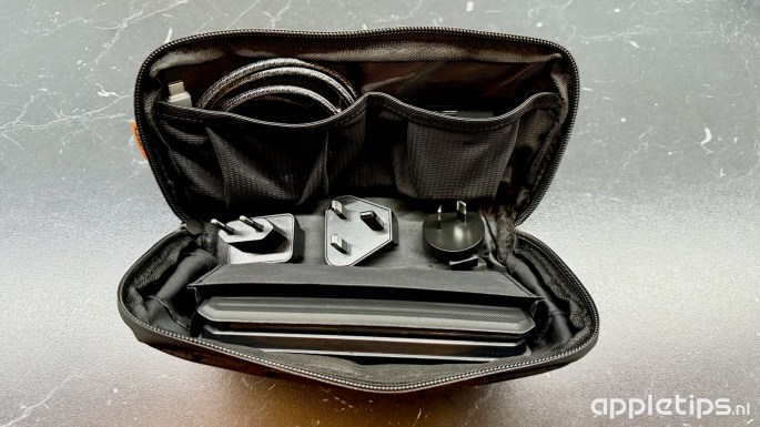 UAG SRGE 3-in-1 reisoplader: Stand-by functie, opvouwbaar, opberghoes en meer