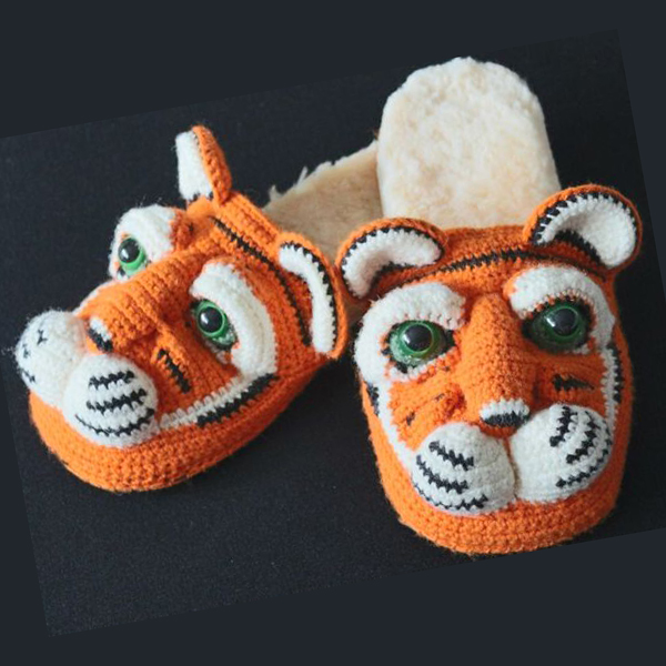 Pantuflas de tigre a crochet.